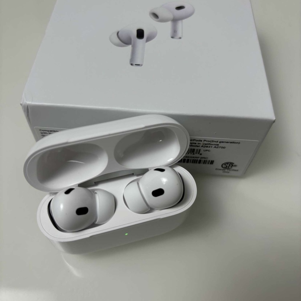 Apple White Wireless Headset with Charging Case